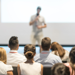 Sérgio Bento De Araújo analisa como as feiras educacionais refletem as principais transformações nos métodos e tendências da aprendizagem.