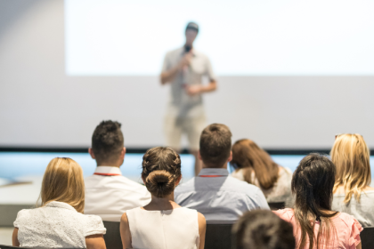 Sérgio Bento De Araújo analisa como as feiras educacionais refletem as principais transformações nos métodos e tendências da aprendizagem.