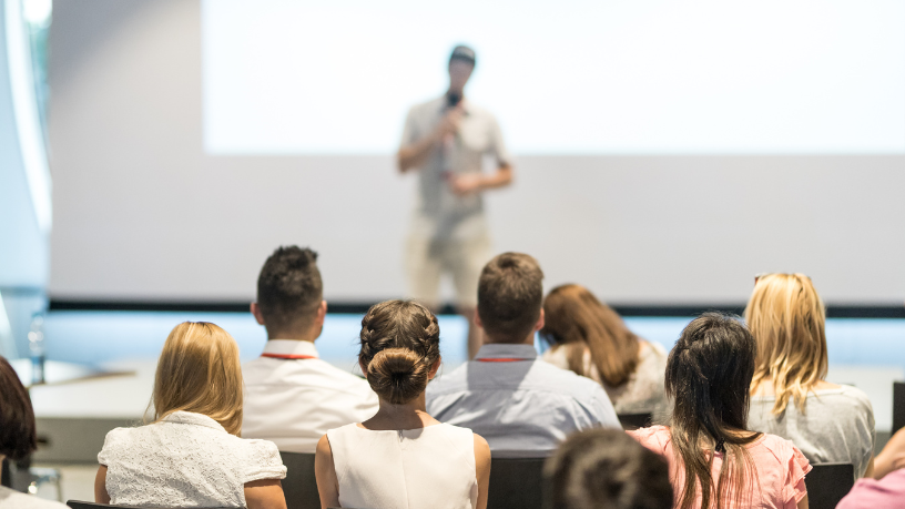 Sérgio Bento De Araújo analisa como as feiras educacionais refletem as principais transformações nos métodos e tendências da aprendizagem.