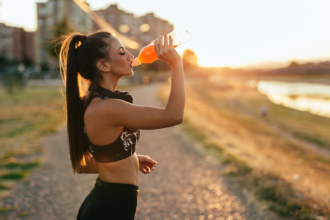 Descubra com Elias Assum Sabbag Junior como embalagens plásticas influenciam a conservação de suplementos nutricionais esportivos.