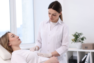 Com a visão de Vinicius Tadeu Sattin Rodrigues, o texto mostra como o medo do diagnóstico cria uma barreira invisível que adia a mamografia e compromete o cuidado com a saúde.