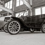 Carros clássicos expostos em um ambiente industrial interno