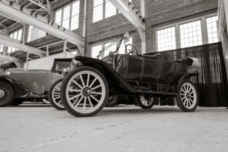 Carros clássicos expostos em um ambiente industrial interno