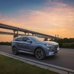 SUV moderno trafegando por uma rodovia ao pôr do sol.