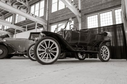Carros clássicos expostos em um ambiente industrial interno