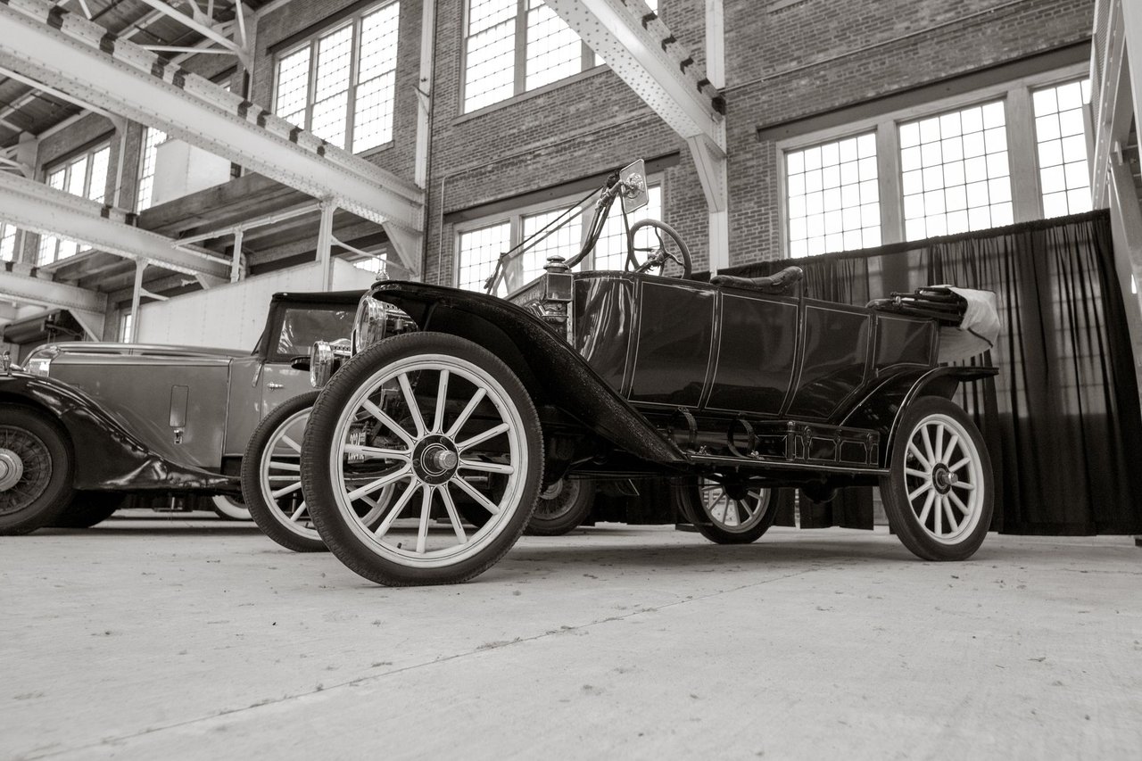 Carros clássicos expostos em um ambiente industrial interno