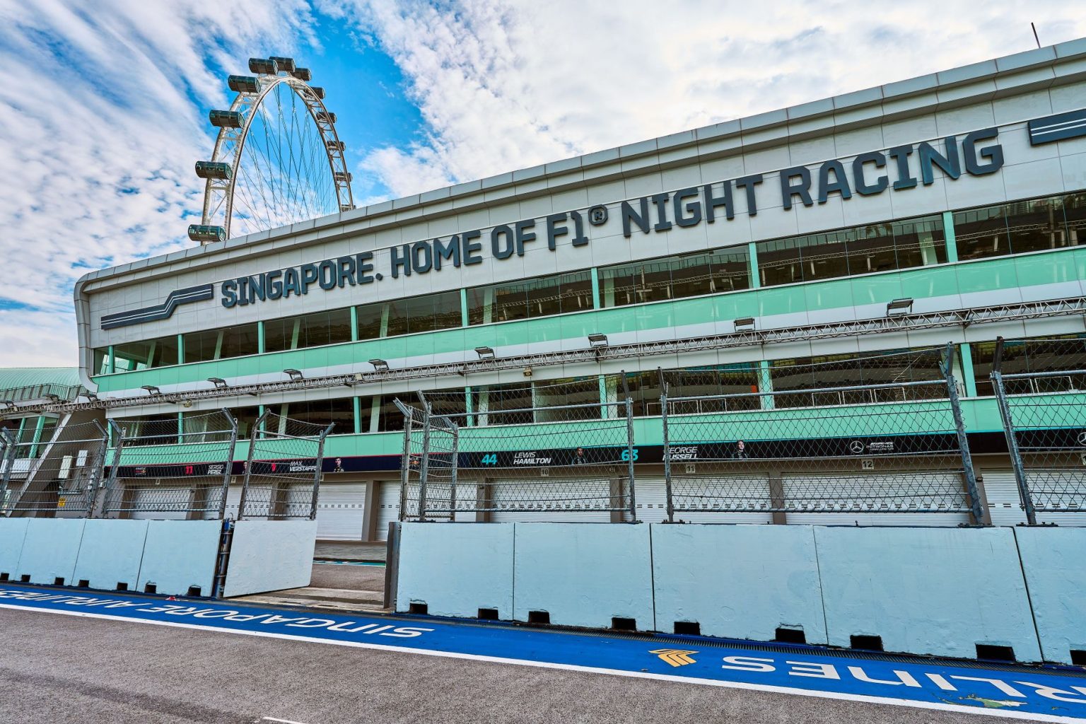 Circuito de Fórmula 1 de Marina Bay vazio durante o dia, com a Singapore Flyer ao fundo.
