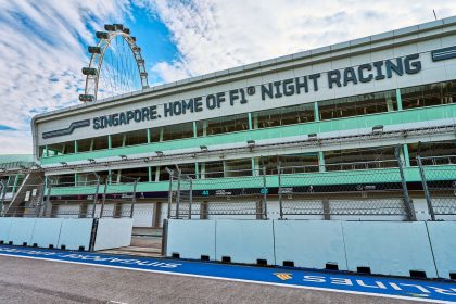 Circuito de Fórmula 1 de Marina Bay vazio durante o dia, com a Singapore Flyer ao fundo.